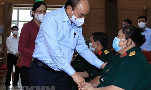 Chủ tịch nước Nguyễn Xuân Phúc thăm hỏi thương bệnh binh tại Trung tâm nuôi dưỡng bệnh binh nặng và Điều dưỡng người có công tỉnh Hà Nam. Ảnh: TTXVN
