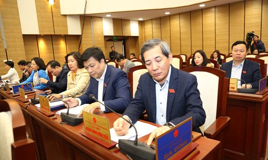 Đại biểu HĐND Hà Nội bấm nút thông qua Nghị quyết về kế hoạch phát triển kinh tế - xã hội năm 2023. Ảnh: Xuân Hải