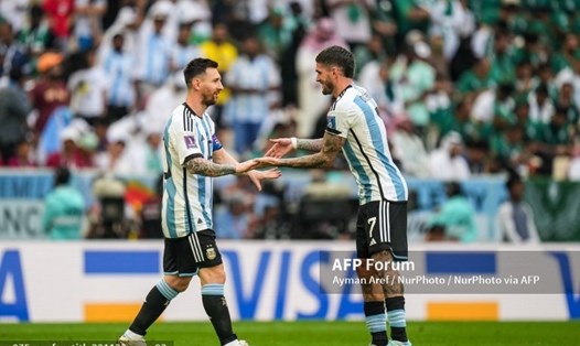 De Paul (tay phải) có nguy cơ lỡ tứ kết World Cup 2022 cùng Argentina.  Ảnh: AFP