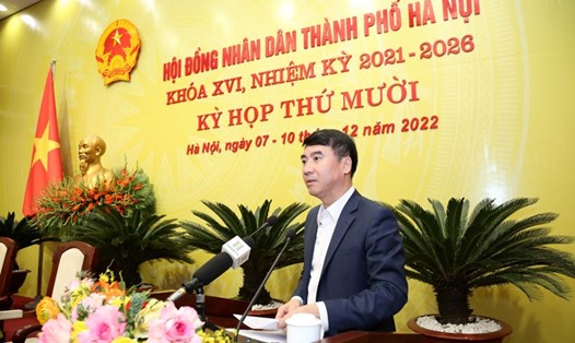 Giám đốc Sở Tài chính Hà Nội Nguyễn Xuân Lưu trình bày tờ trình. Ảnh: Xuân Hải