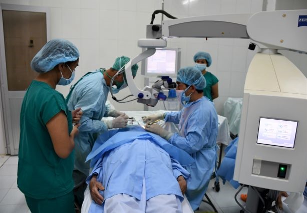 Các bác sĩ Bệnh viện Mắt thực hiện phẫu thuật cho bệnh nhân. Ảnh: Bệnh viện cung cấp.