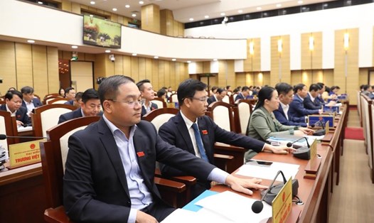 Các đại biểu HĐND Thành phố Hà Nội bấm nút biểu quyết thông qua nghị quyết tại kỳ họp. Ảnh: Thanh Hải