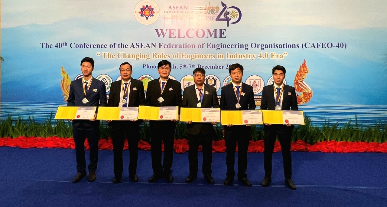 Các lao động của EVNHCMC nhận chứng chỉ cho Kỹ sư chuyên nghiệp ASEAN. Ảnh: Đức Long