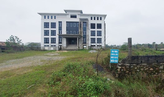 Công trình xây mới trụ sở Công ty TNHH MTV Thủy lợi Nam Hà Tĩnh vẫn dang dở sau hơn 1 năm chấm dứt hợp đồng với nhà thầu năng lực kém. Ảnh: Trần Tuấn.