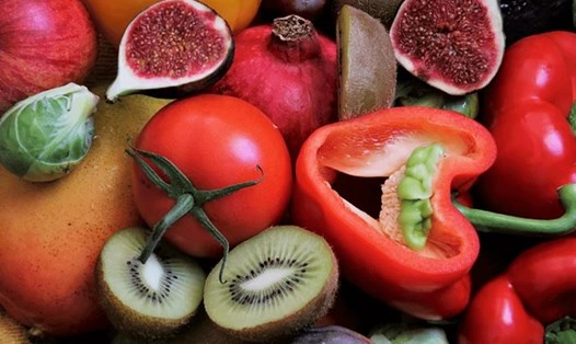 Cách tốt nhất để bổ sung vitamin C là ăn nhiều trái cây và rau xanh. Ảnh: Adobe Stock