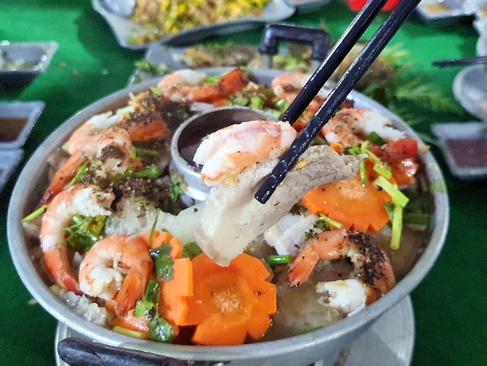 Lẩu cù lao tại Khu sinh thái ẩm thực Cánh đồng Cậu 3, huyện Vĩnh Lợi, tỉnh Bạc Liêu. Ảnh: Nhật Hồ