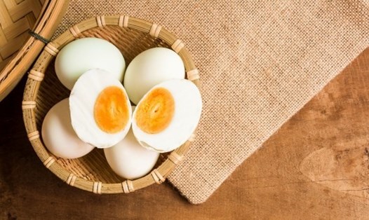 Trứng vịt muối tuy ngon nhưng không phù hợp với người có lượng đường trong máu cao. Nguồn ảnh: Adobe Stock