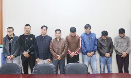 8 đối tượng bị bắt giữ vì hành hung chị Nhung ép nhận gán nợ 2,5 tỉ đồng. Ảnh Công an cung cấp.