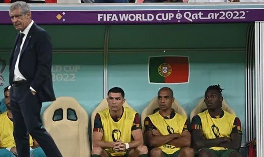 Ronaldo không vui khi ngồi dự bị ở trận Bồ Đào Nha thắng Thụy Sĩ 6-1. Ảnh: AFP