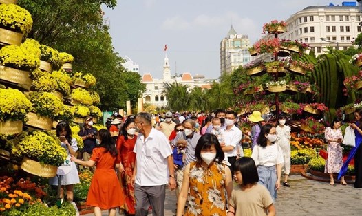 Người dân du xuân tại đường hoa Nguyễn Huệ dịp Tết 2022. Ảnh: Thanh Vũ