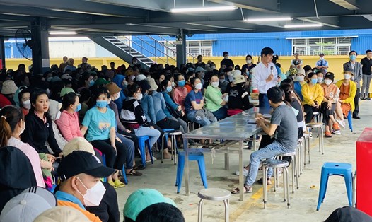 Người lao động Công ty TNHH SSLV Đà Nẵng đối thoại với cơ quan chức năng và lãnh đạo doanh nghiệp trưa 2.12. Ảnh: Tường Minh