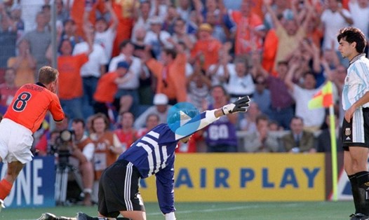 Dennis Bergkamp từng ghi 1 trong những bàn thắng đẹp nhất lịch sử World Cup, giúp Hà Lan đánh bại Argentina ở tứ kết World Cup 1998. Ảnh: Chụp màn hình