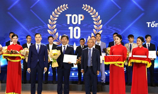 Ông Thái Thành Nam - Giám đốc Trung tâm Sản xuất thiết bị đo điện tử Điện lực miền Trung nhận giải thưởng top 10 sản phẩm kinh tế số. Ảnh: Ngọc Thạch