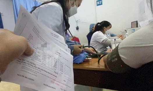 Những đơn thuốc giống nhau, được kê đơn cho tất cả các sản phụ khi đến nhập viện sinh nở tại Khoa Phụ Sản- BVĐK Hà Đông. Ảnh: Phóng viên Lao Động