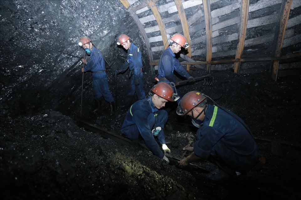 Thợ lò. Ảnh minh họa: Trần Ngọc Duy