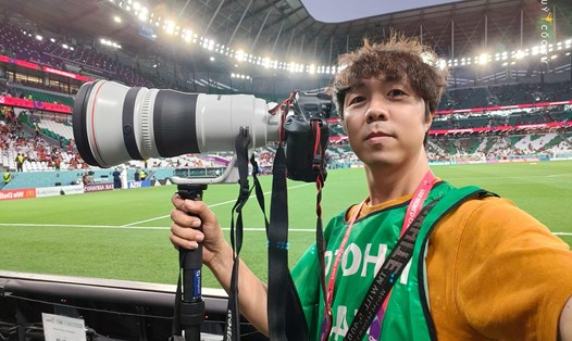 Nhiếp ảnh gia Ngô Trần Hải An tác nghiệp tại World Cup 2022. Ảnh: Ngô Trần Hải An