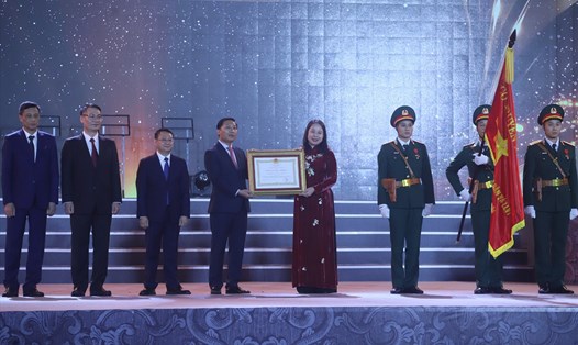 Lãnh đạo huyện Mê Linh đón nhận Huân chương Lao động hạng Ba từ Phó Chủ tịch nước Võ Thị Ánh Xuân. Ảnh: Phạm Đông