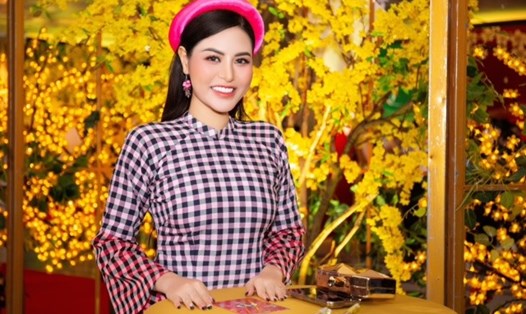 Hoa hậu Di Khả Hân nền nã trong tà áo dài khi quay chương trình Tết. Ảnh: Lê Quốc Khánh