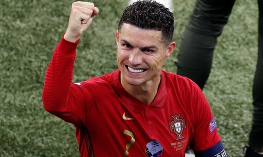 Ronaldo được đàn anh bảo vệ. Ảnh: AFP