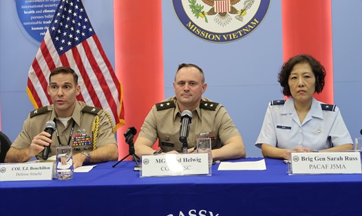Từ trái qua: Đại tá T.J Bouchillon, Thiếu tướng Jared Helwig và Chuẩn tướng Sarah Russ tại buổi họp báo ngày 9.12. Ảnh: Ngọc Vân