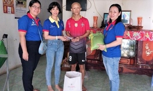 Đoàn viên Liên Chi đoàn Công ty Nhiệt điện Phú Mỹ thăm, tặng quà các hộ nghèo tại địa phương. Ảnh: Công ty NHiệt điện Phú Mỹ cung cấp.