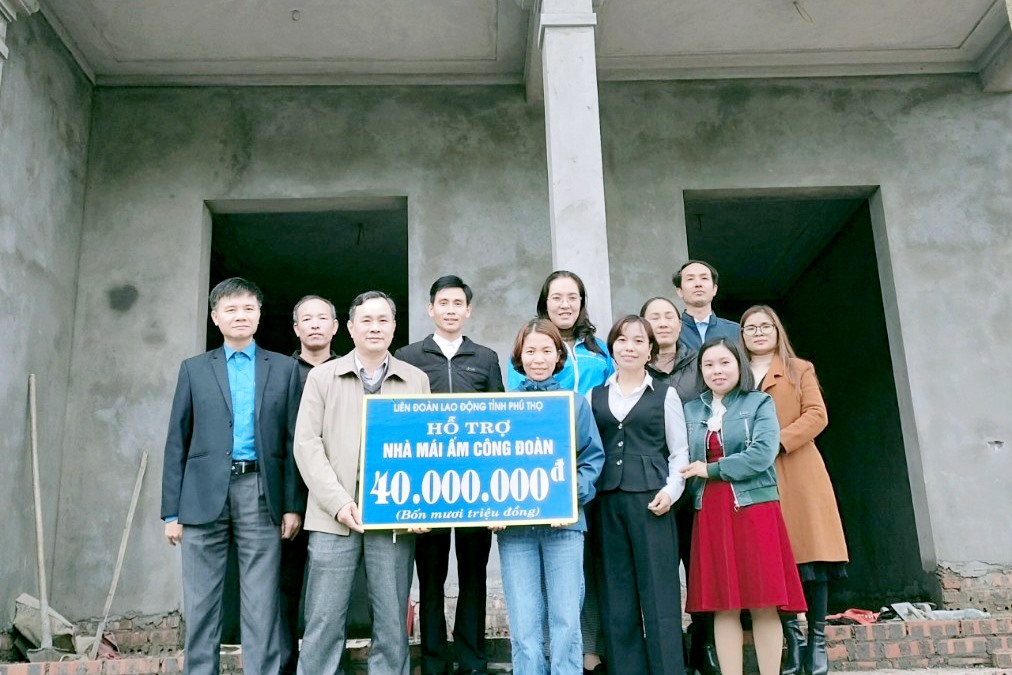 Ông Phạm Sơn - PCT Thường trực LĐLĐ tỉnh trao tiền hỗ trợ xây nhà "Mái ấm Công đoàn" cho đoàn viên Đồng Thị Vân. Ảnh: Khánh Vân.
