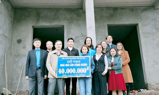 Ông Phạm Sơn - PCT Thường trực LĐLĐ tỉnh trao tiền hỗ trợ xây nhà "Mái ấm Công đoàn" cho đoàn viên Đồng Thị Vân. Ảnh: Khánh Vân.