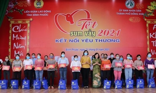 LĐLĐ tỉnh Bình Phước tổ chức hoạt động chăm lo Tết cho người lao động năm 2021. Ảnh: LĐLĐ BP