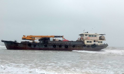 Chiếc tàu không người lái bằng sắt dạt vào bờ biển tỉnh Quảng Trị. Ảnh: Biên phòng Triệu Vân.