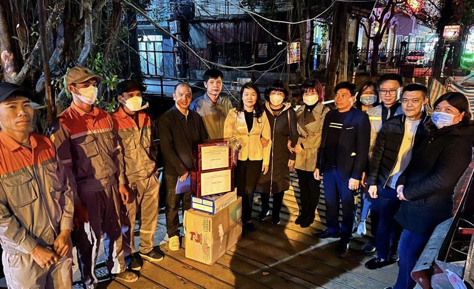 Công đoàn ngành Giao thông Vận tải Hà Nội và Công đoàn Ban duy tu các công trình hạ tầng giao thông tổ chức thăm, trao quà cho công nhân lao động. Ảnh: Minh Hoàn