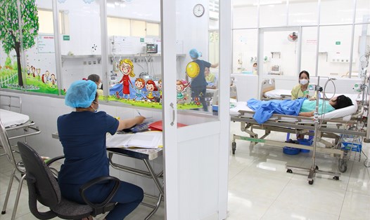 Nhân viên y tế Bệnh viện Nhi đồng Đồng Nai trong giờ trực chăm sóc bệnh nhân. Ảnh: Hà Anh Chiến