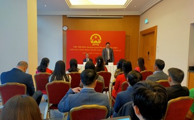 Thứ trưởng Phạm Quang Hiệu gặp mặt cộng đồng người Việt tại Thổ Nhĩ Kỳ. Ảnh: Khánh Minh