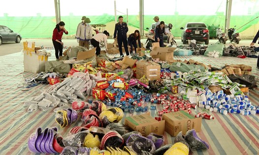 Hội đồng xử lý tiêu hủy tang vật, phương tiện vi phạm hành chính của tỉnh Ninh Bình tổ chức tiêu hủy số hàng hóa vi phạm. Ảnh: Diệu Anh