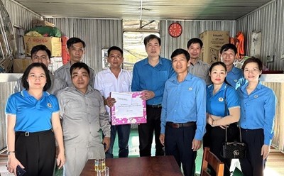 Ông Phạm Hoài Phương, Chủ tịch Công đoàn Giao thông Vận tải Việt Nam tặng quà đoàn viên người lao động đang công tác trên các Trạm luồng. Ảnh: Quý Phùng