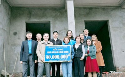 Ông Phạm Sơn - Phó Chủ tịch Thường trực Liên đoàn Lao động tỉnh trao tiền hỗ trợ xây nhà "Mái ấm Công đoàn" cho đoàn viên Đồng Thị Vân. Ảnh: Khánh Vân