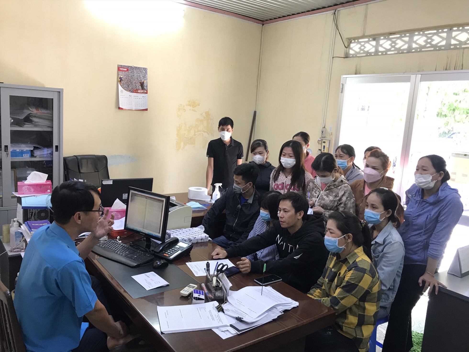 Trung tâm tư vấn pháp luật Công đoàn - LĐLĐ tỉnh Đồng Nai đã hỗ trợ, tư vấn người lao động Công ty TNHH may mặc M.G. Ảnh: Hà Anh Chiến
