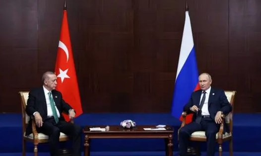 Tổng thống Nga Vladimir Putin (phải) gặp Tổng thống Thổ Nhĩ Kỳ Recep Tayyip Erdogan tại Astana, Kazakhstan, ngày 13.10.2022. Ảnh: AFP