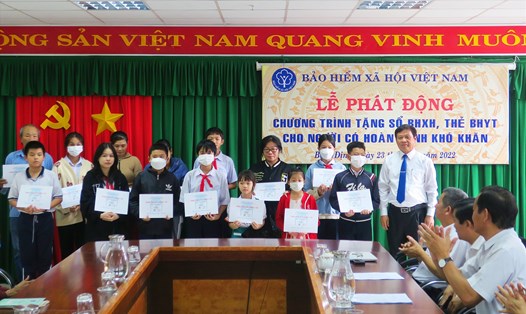 Trao tặng sổ BHXH, thẻ BHYT cho người dân có hoàn cảnh khó khăn tại tỉnh Bình Định. Ảnh: BHXH VN cung cấp.