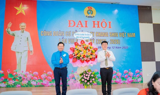 Ông Đặng Tuấn Tú (góc phải ảnh) tái đắc cử Chủ tịch Công đoàn cơ sở Công ty TNHH Changshin Việt Nam. Ảnh: Công ty TNHH Changshin Việt Nam