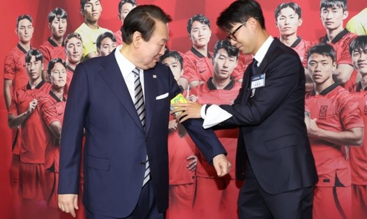 Son Heung-min trao băng đội trưởng cho Tổng thống Hàn quốc. Ảnh: Yonhap