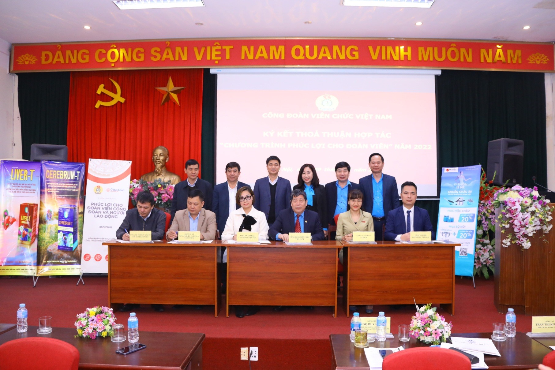 Công đoàn Viên chức Việt Nam ký kết chương trình phúc lợi đoàn viên với 5 công ty, đơn vị. Ảnh: Lương Hạnh.