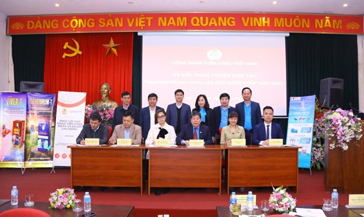Công đoàn Viên chức Việt Nam ký kết chương trình phúc lợi đoàn viên với 5 công ty, đơn vị. Ảnh: Lương Hạnh.