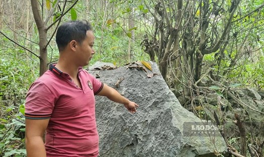Hòn đá lớn văng vào vườn nhà dân ở thôn Lục Liêu (huyện Sơn Dương, Tuyên Quang) do mỏ đá nổ mìn. Ảnh: Phùng Minh