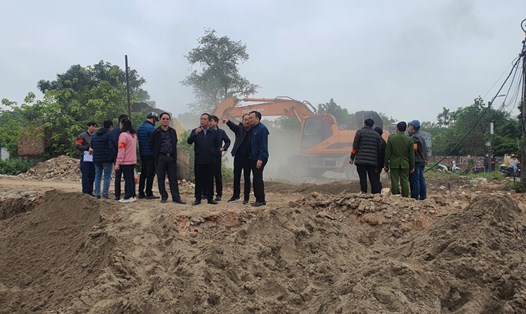 Lãnh đạo quận Ngô Quyền chỉ đạo tại cuộc cưỡng chế thu hồi đất thực hiện dự án trọng điểm trên địa bàn quận. Ảnh: Mai Chi