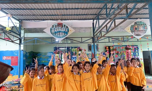 Những chiếc áo ấm được các tình nguyện viên từ Đà Nẵng trao tận tay các em nhỏ tại vùng núi Trà Bồng, Quảng Ngãi. Ảnh: Quốc Huy