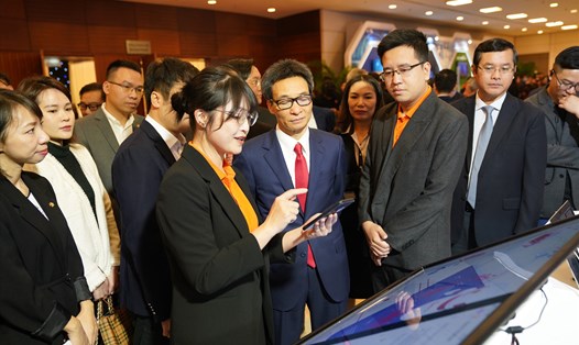 Phó Thủ tướng Vũ Đức Đam tham quan các gian hàng triển lãm tại Diễn đàn quốc gia phát triển doanh nghiệp công nghệ số ngày 8.12. Ảnh: Trần Tuấn