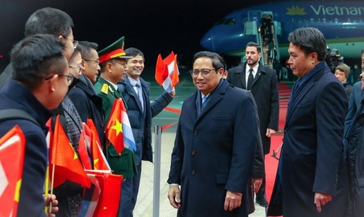 Thủ tướng Phạm Minh Chính tới sân bay quốc tế Findel, bắt đầu thăm chính thức Đại Công quốc Luxembourg. Ảnh: VGP