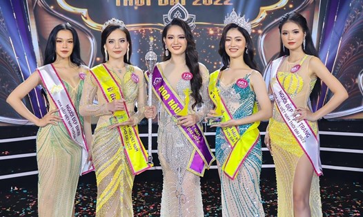 Nguyễn Mai Anh (giữa) đăng quang Hoa hậu Việt Nam Thời đại 2022. Ảnh: Ban tổ chức