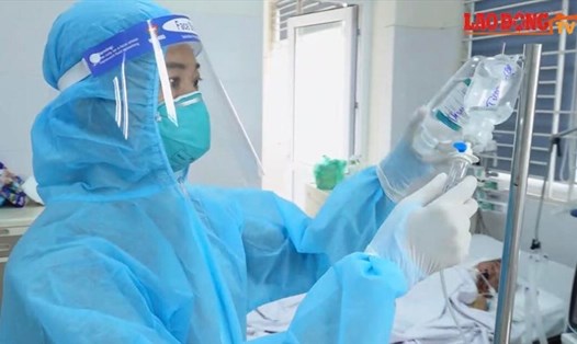 Chị Nguyễn Thị Thắm, khoa Cấp cứu Bệnh viện Nhiệt đới Trung ương đã là năm thứ 2 liên tục đón giao thừa ở bệnh viện. Ảnh: Tô Thế