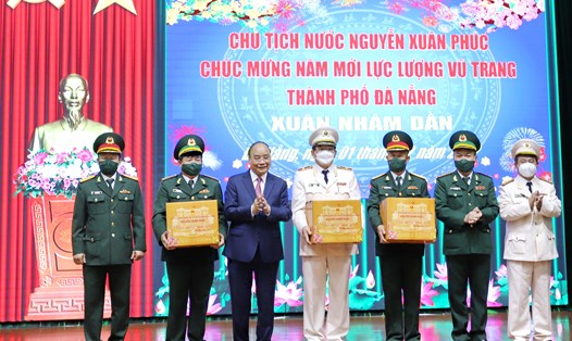 Chủ tịch nước Nguyễn Xuân Phúc thăm lực lượng vũ trang Đà Nẵng sáng mồng 1 Tết. Ảnh: TH